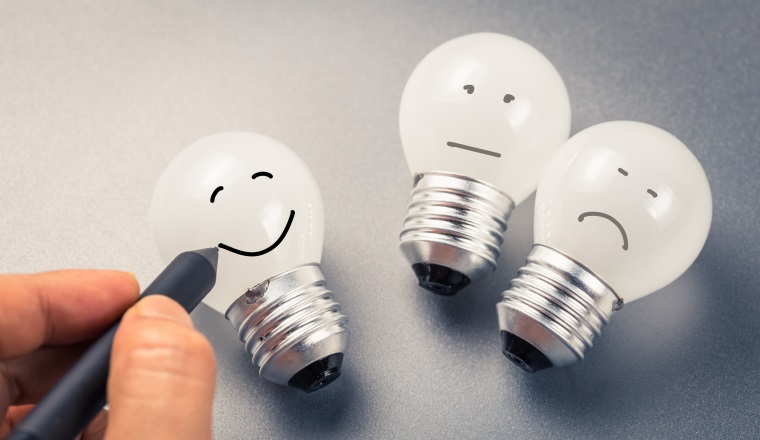 Hand draw a smile light bulb on satisfaction evaluation concept