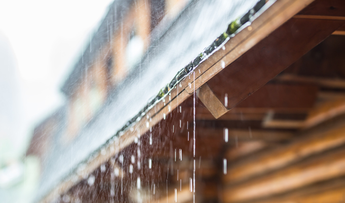 Nach Dauerregen herrscht in vielen Teilen Europas derzeit Land unter. Deutschland ist weitestgehend verschont geblieben. Die EU-geförderte Forschungsgruppe ClimaMeter bezeichnet den jüngsten Starkregen als außergewöhnlich verglichen mit vergangenen Wetterereignissen. Sie schreiben die verstärkten Niederschläge hauptsächlich dem menschlich verursachten Klimawandel zu. <i>[Bild: © weyo – stock.adobe.com]</i>